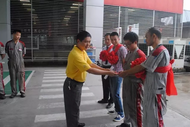 (售后經(jīng)理為售后服務(wù)部?jì)?yōu)秀員工頒獎) (售后經(jīng)理為售后服務(wù)部?jì)?yōu)秀員工頒獎)