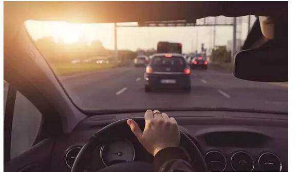 假如你開(kāi)車(chē)時(shí)爆胎了，你知道該怎么打方向盤(pán)嗎？多學(xué)點(diǎn) 沒(méi)壞處！