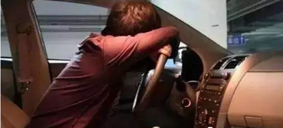 為什么很多人喜歡獨自坐在車(chē)里發(fā)呆？