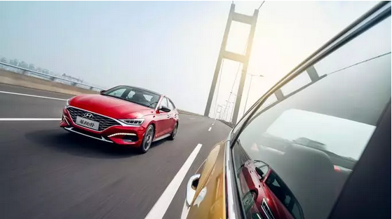 【安全駕駛】冬季開(kāi)窗除霧冷颼颼，車(chē)窗起霧如何破？