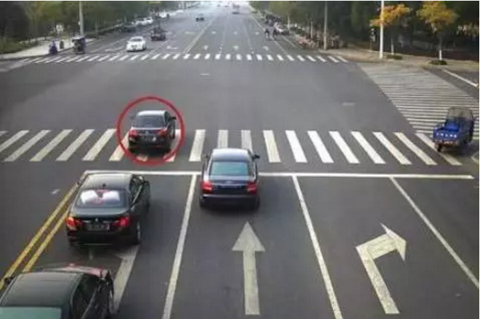 交警提醒：這五種闖紅燈不再扣分罰款，第三種還要表彰！